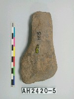 藏品(帶柄打製石斧)的圖片